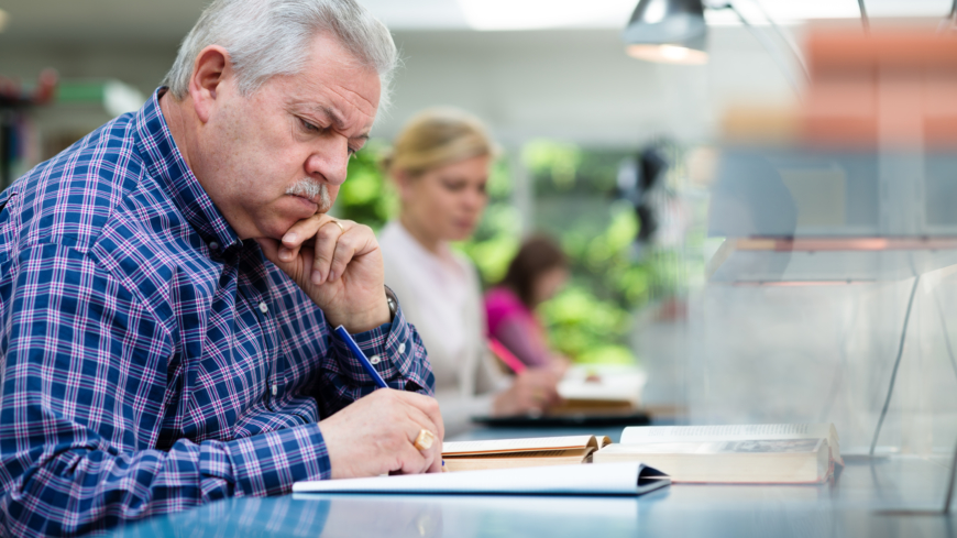 Man brukar ju skämtsamt säga att ”man inte kan lära gamla hundar att sitta”, men den här studien tyder på det motsatta.  Foto: Shutterstock